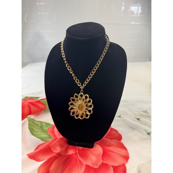 Jewelry - Vintage Gold Tone Flower Statement Necklace Black Cabochon Pendant Chain